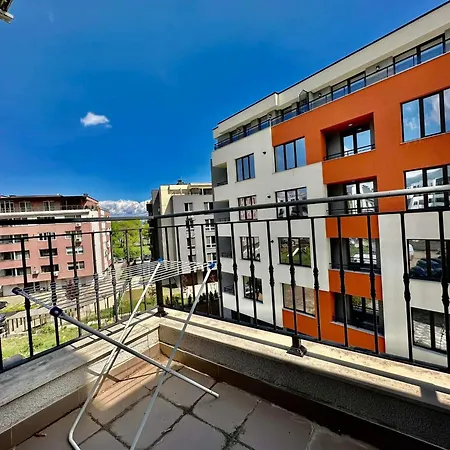 Raspberry Modern & Free Parking